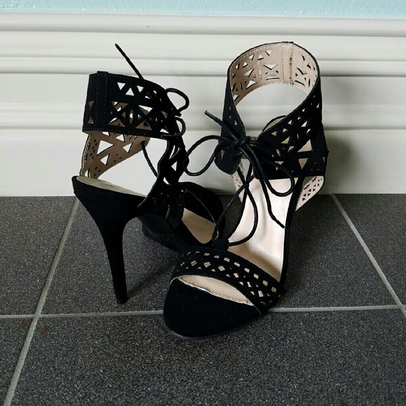 Qupid Shoes - Adorable Lazer Cut Tie Sandals